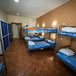 Hostel De *
