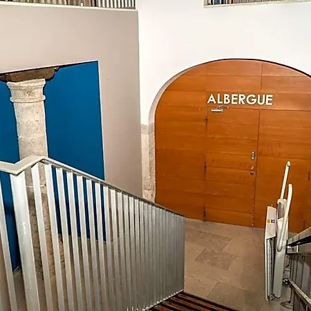 Hostel De *